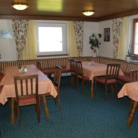 Haus Vereina Bed & Breakfast 2*